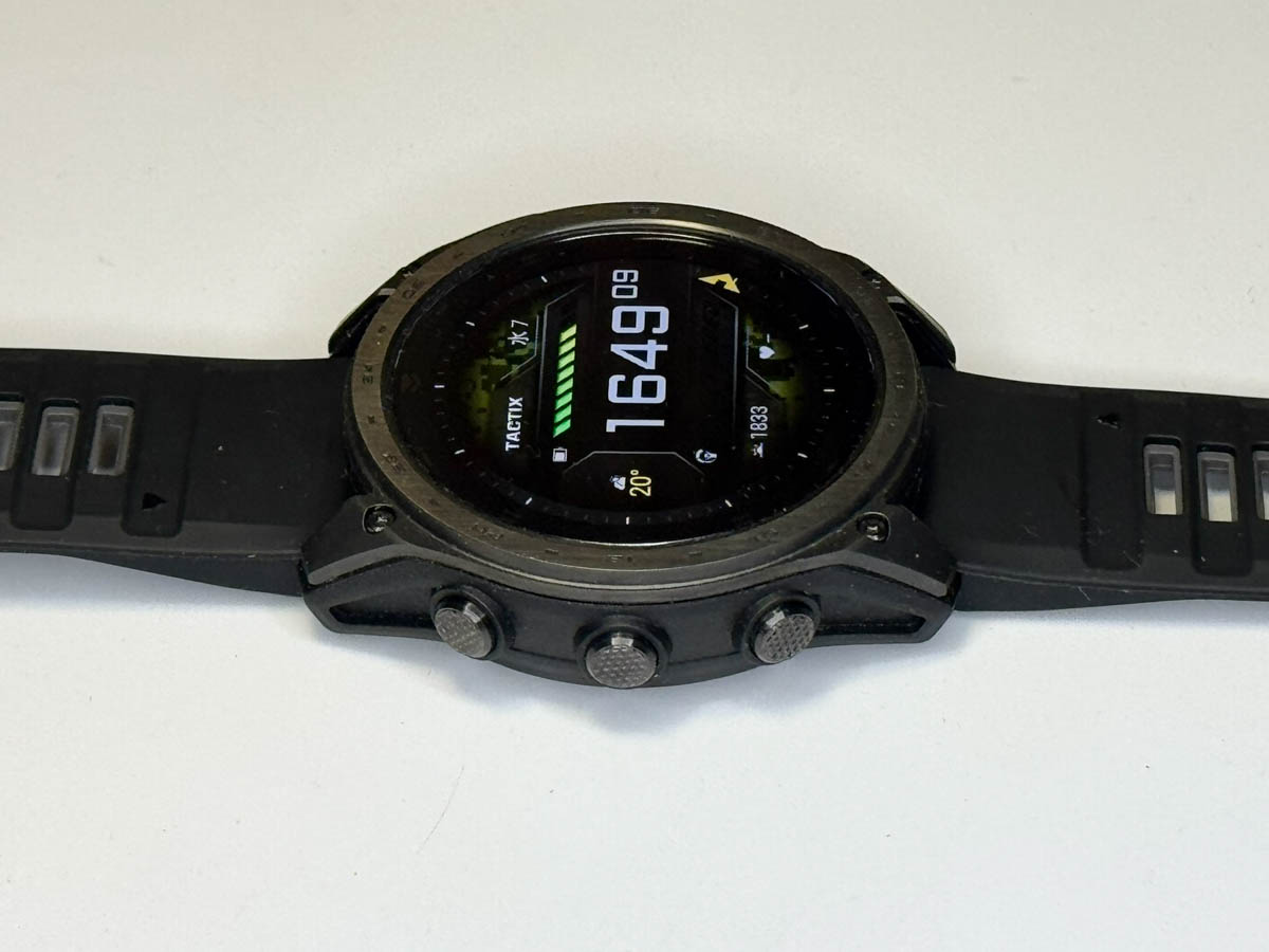 デザインはおおよそ前モデルを踏襲していますが、微妙に変更されていて、前モデル用のプロテクターなどは使えませんでした