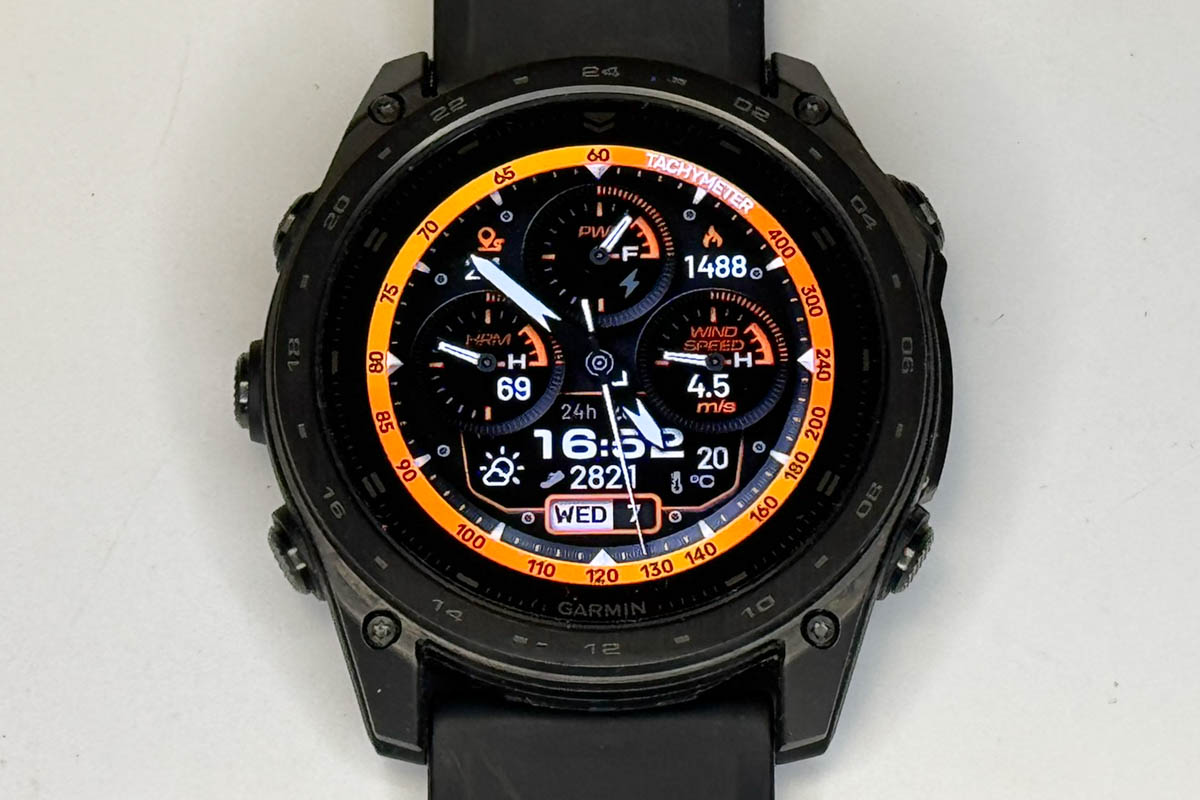 別売のウォッチフェイス。普段は派手なデザインですが