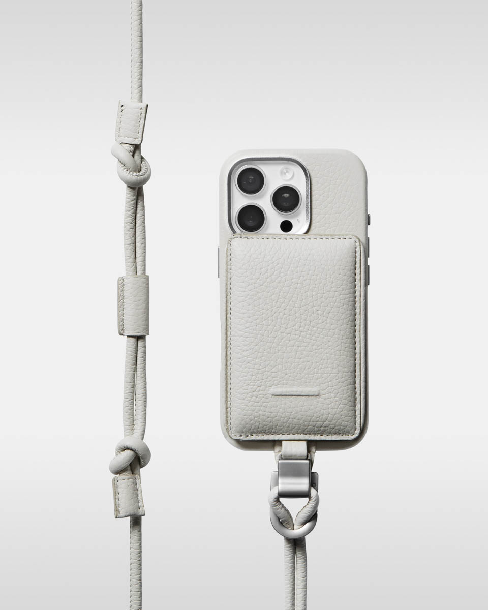 カラビナにストラップを通す仕様