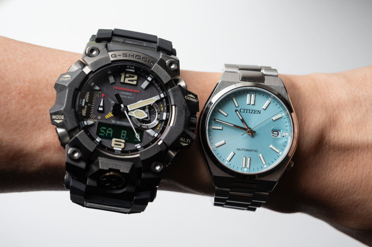 G-SHOCK GWG-B1000(ケースサイズ：縦58.7mm、横52.1mm)と並べてみたところ