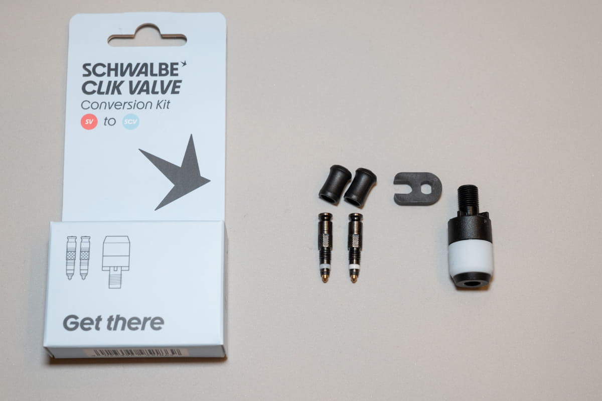 シュワルベ「クリックバルブ 仏式変換キット」。クリックバルブ2本とダストキャップ(中央)のほかに、バルブコアを取り外しクリックバルブを取り付けるキー、ポンプヘッドをクリックバルブ対応にするアダプター(右)がセットになっています