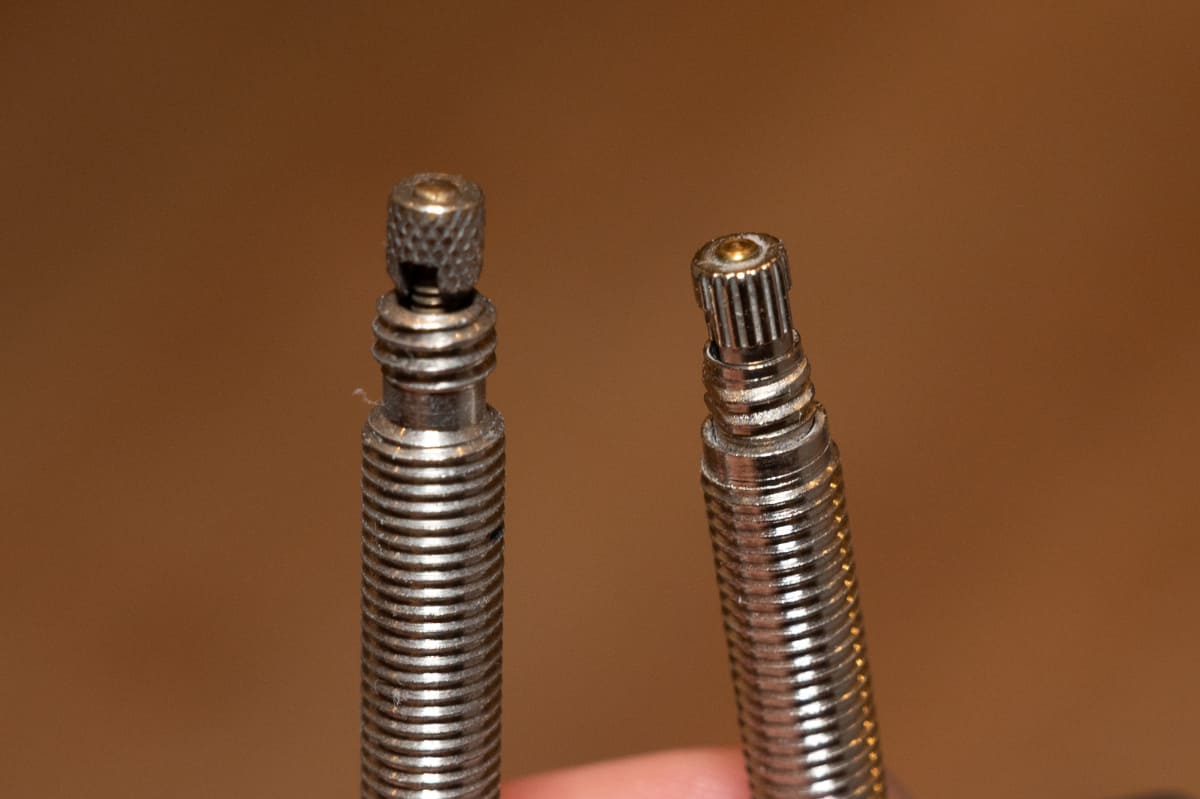 左がバルブコア一体型、右がバルブコアを取り外せるタイプ。わかりにくいですが右はツールではさめるようフラットな面があります