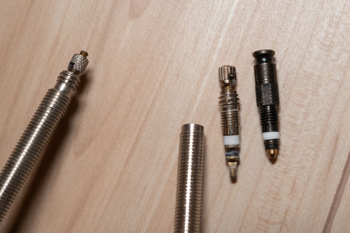 外したバルブコアとクリックバルブ(右)