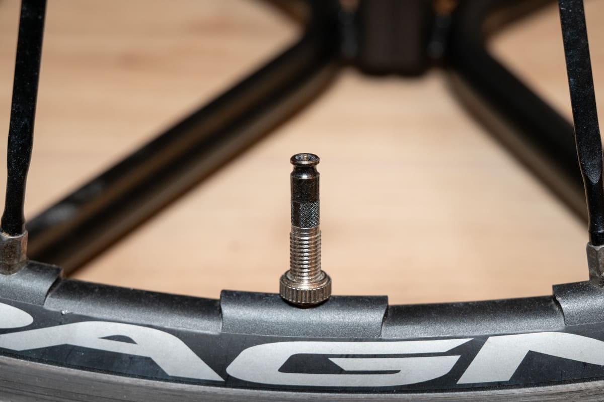 ホイールに装着したクリックバルブ