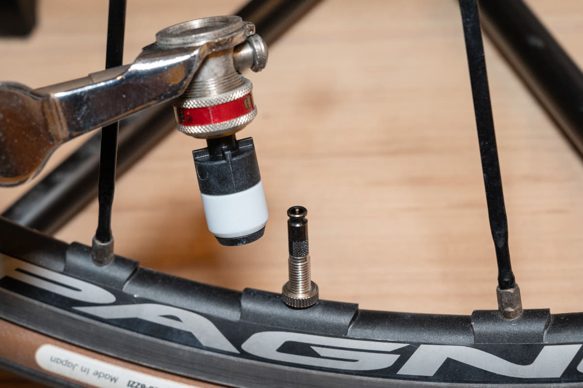 専用ポンプヘッド(左)とクリックバルブ(右)