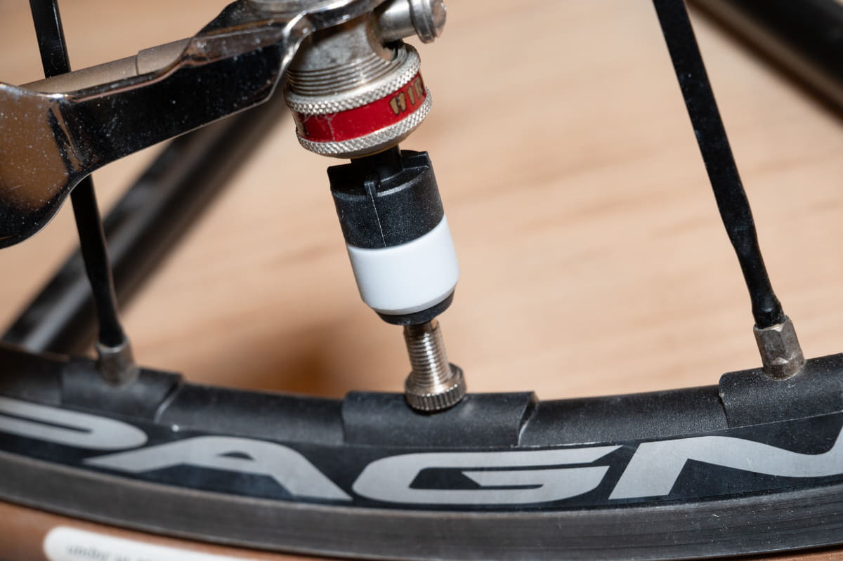 上から差し込むだけ。コツンというクリック感で固定されます。外す時も引き抜くだけです