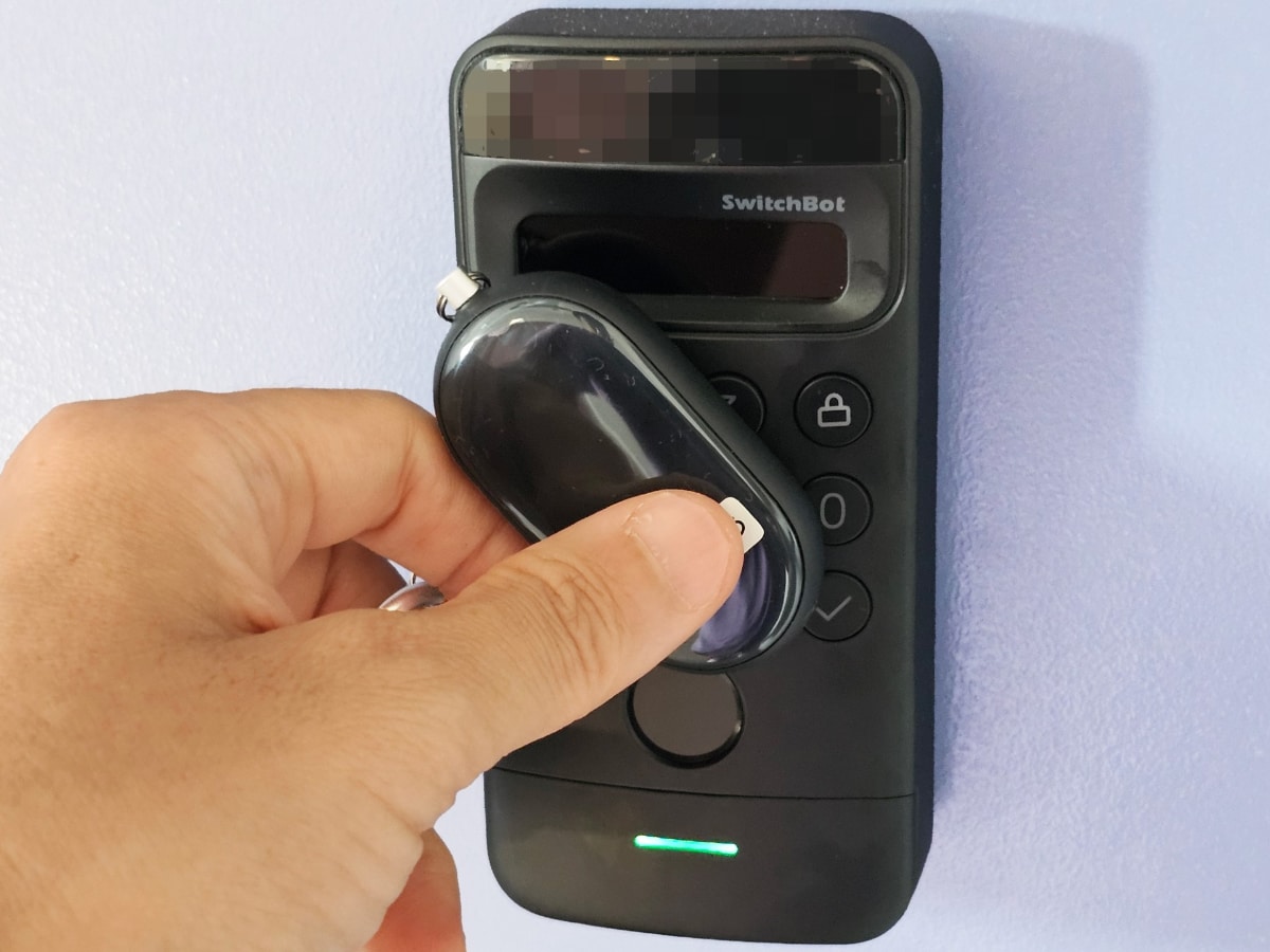 「SwitchBot 防犯ブザー」を小学生の子どもに持たせてみた(写真は筆者の手)