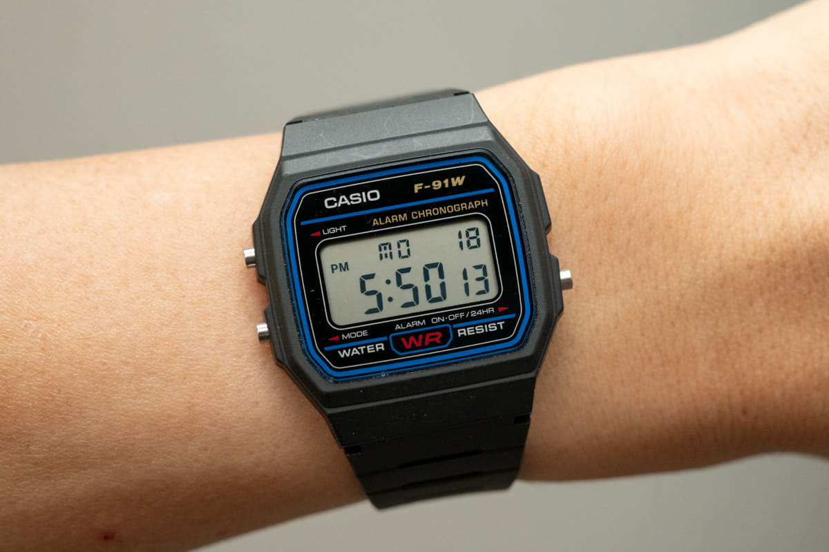 標準カラーの「F-91W-1JH」