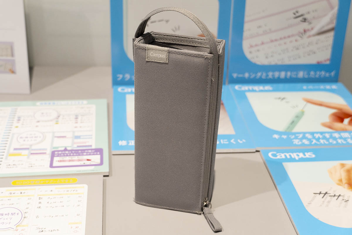 トレーになって一覧できるペンケース