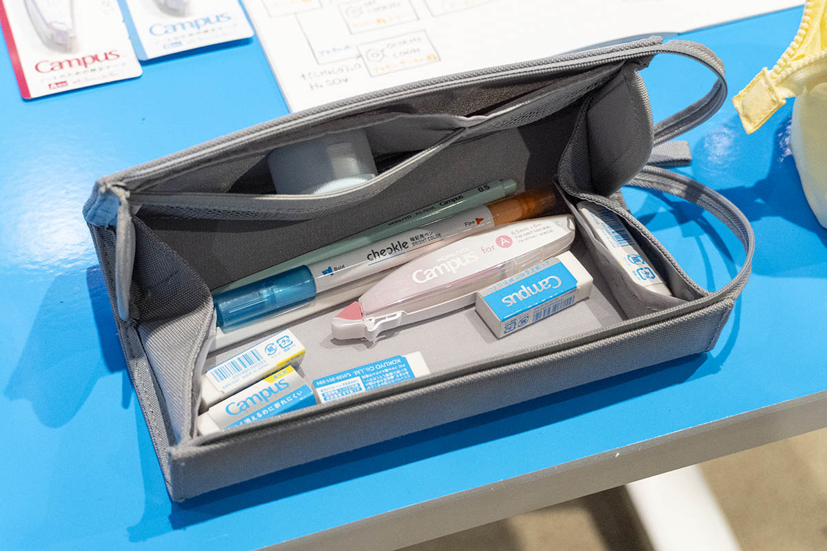 トレーになって一覧できるペンケース