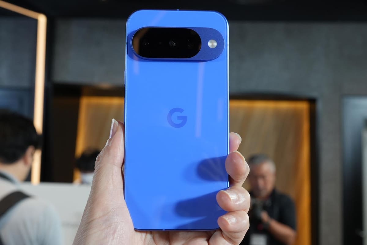 カメラバーを強調したデザインは踏襲。Pixel 10は無印モデルとして初めて望遠カメラを搭載した