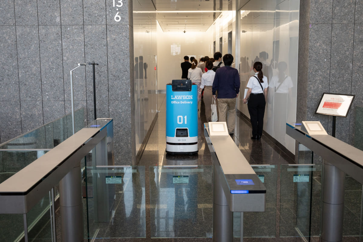 6階のKDDI入館メインゲート。ロボットも通過できる