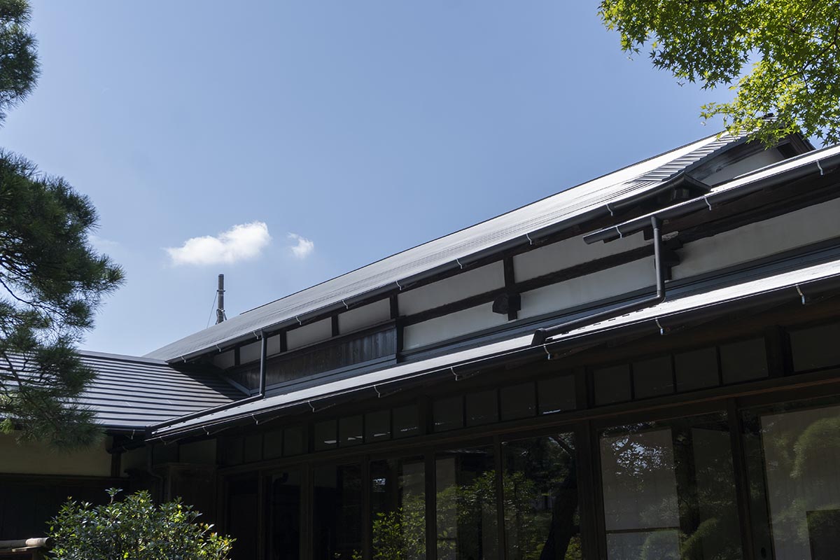 日本瓦から軽い金属素材へ葺き替えることで屋根の総重量を大幅に軽量化した