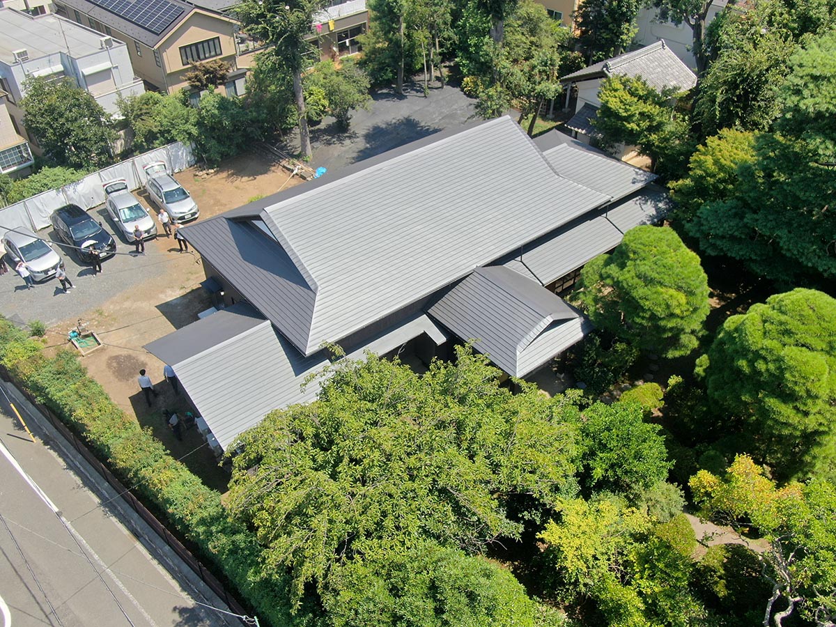 日本瓦から軽い金属素材へ葺き替えることで屋根の総重量を大幅に軽量化した