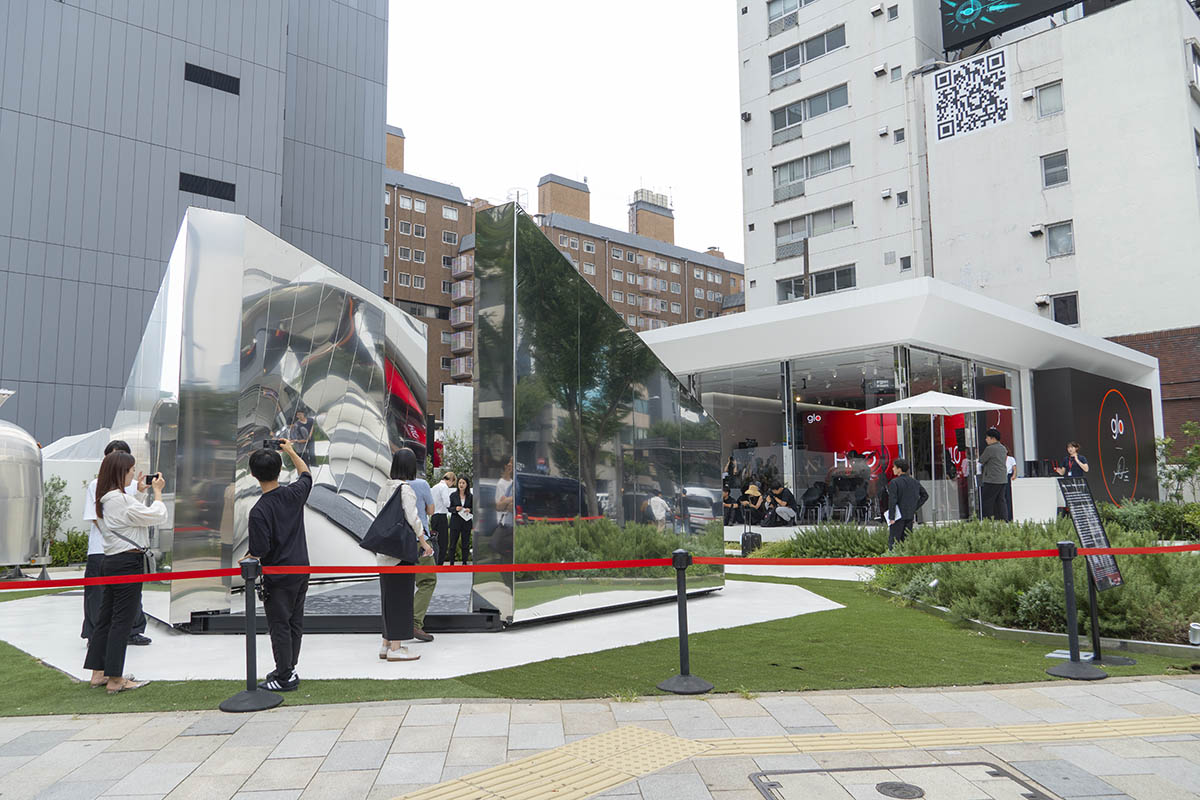 ポップアップストア。写真左にある銀色の構造物は落合陽一氏によるアート作品「即今鏡門」