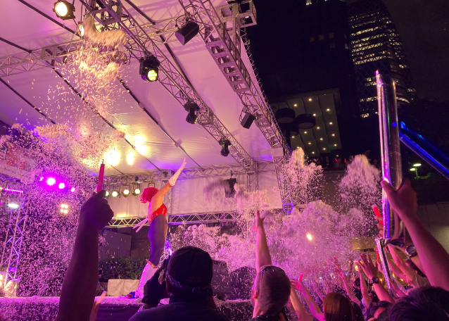 シュレッダーの紙吹雪がステージに舞う様子も有名です