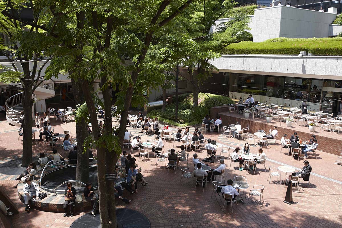 のど自慢大会が開催される新宿三井ビルの屋外広場「55HIROBA」普段の様子