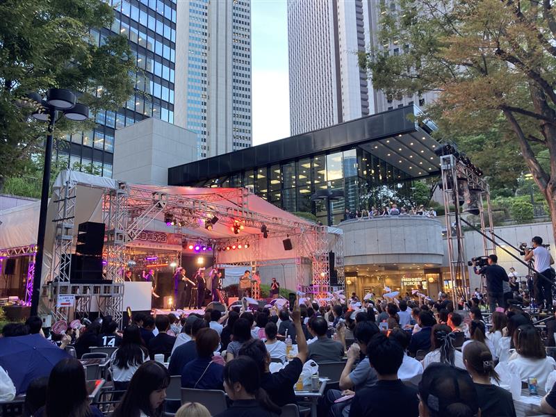 2024年ののど自慢大会の様子。ステージと観客席の間に応援エリアがあり、参加者の応援隊は最前列で応援できます。2階の屋外スペースも観覧者で溢れています