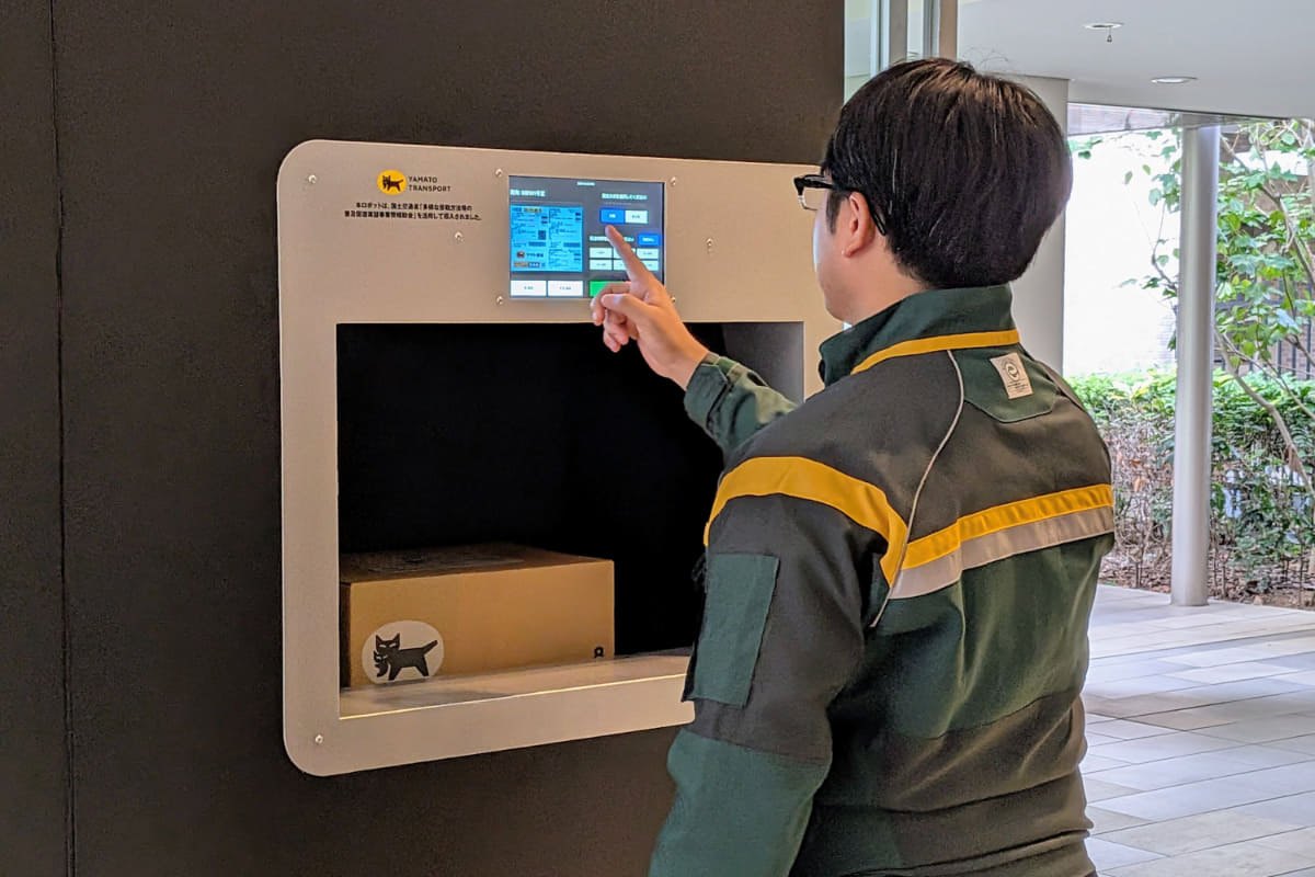 配送スタッフがW-Stationに荷物を格納する様子