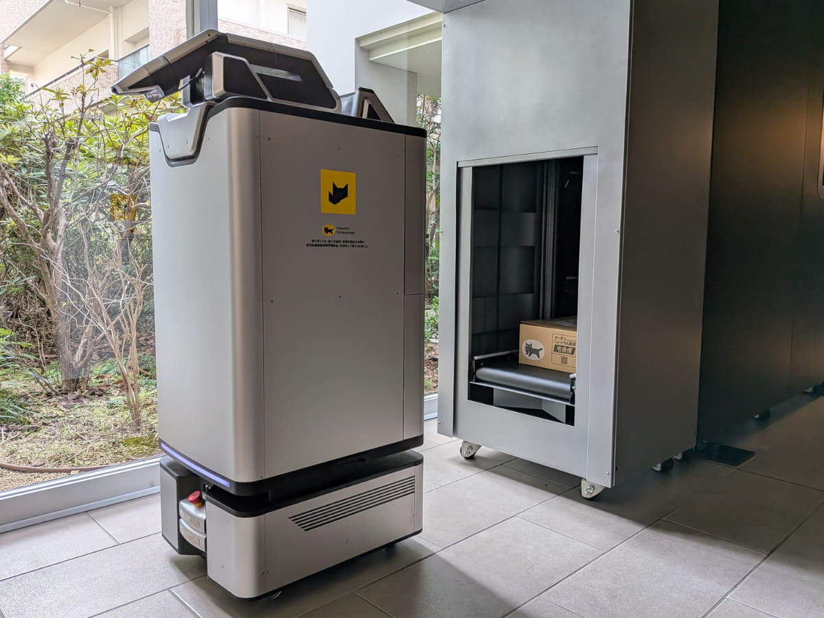 配送ロボット(James mW)がW-Stationから荷物をピックアップする様子