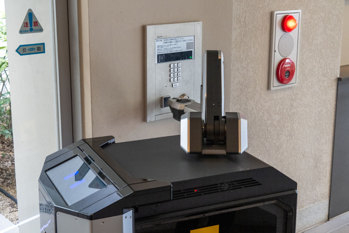 セキュリティドアを開錠する様子