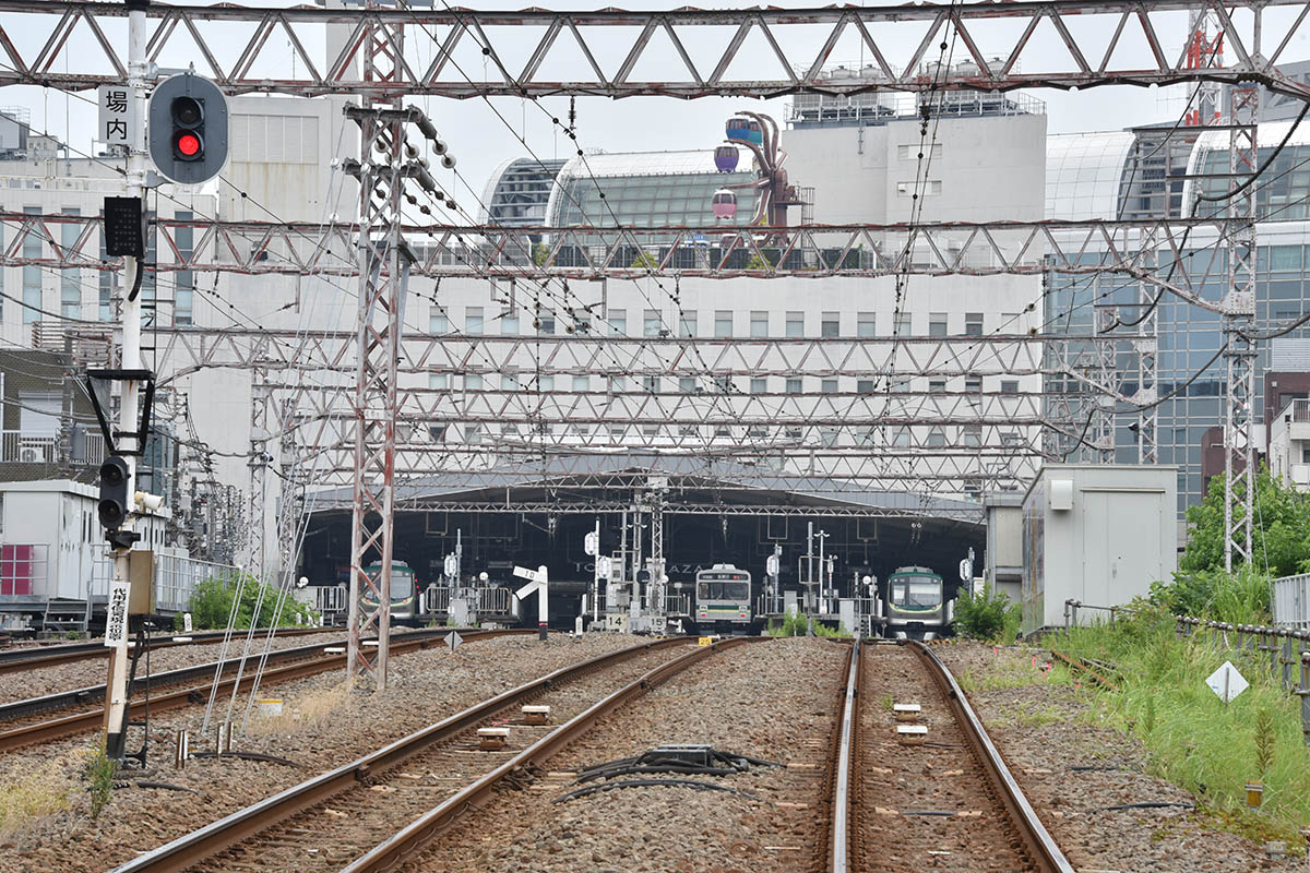 東急多摩川線・池上線の踏切から蒲田駅を見る