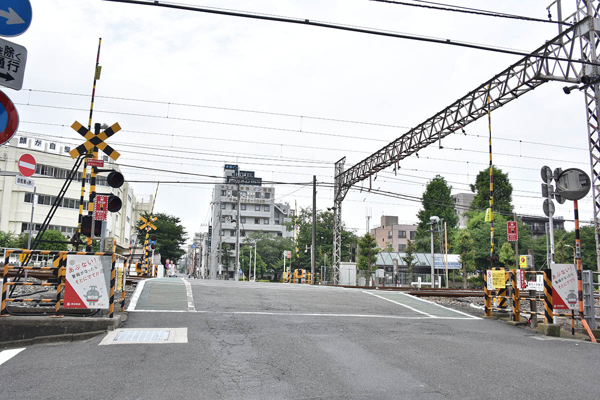 蒲田駅から西に歩くと、東急多摩川線・池上線の踏切がある。蒲蒲線の整備計画では、このあたりから両線が地下に潜るとされている
