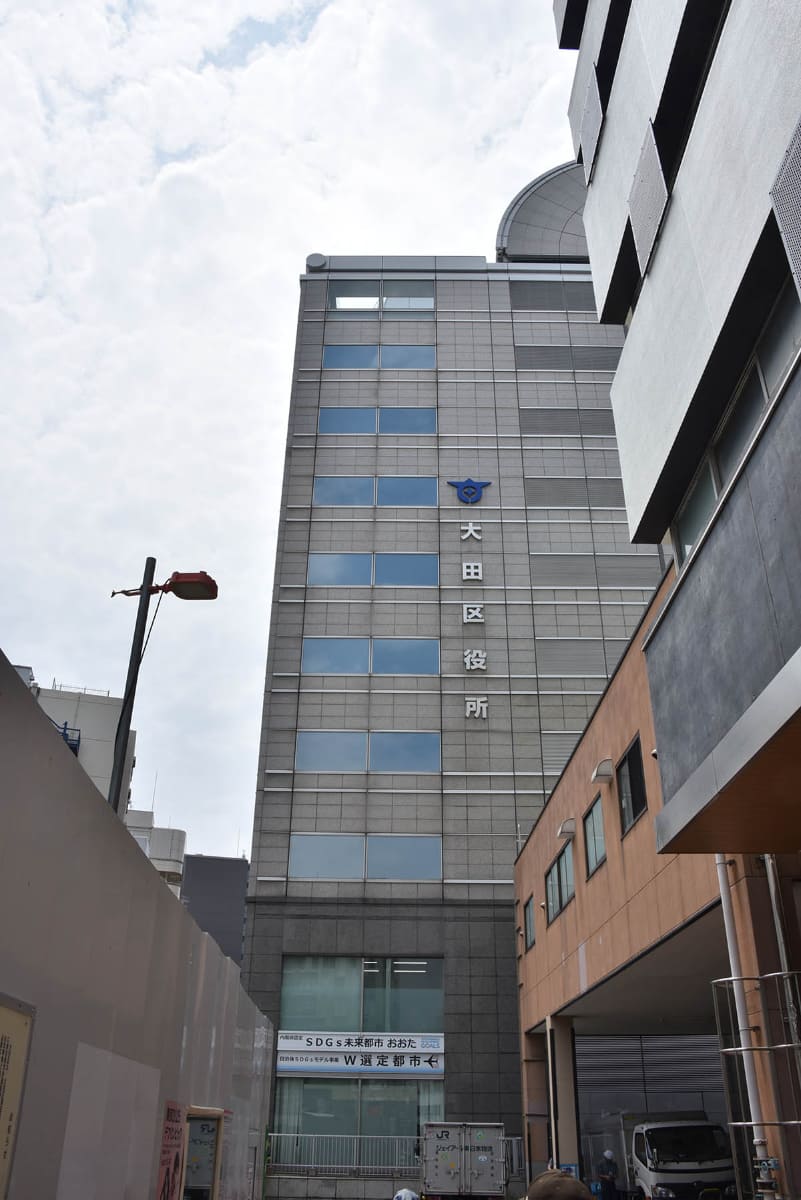 蒲田駅東口に立つ大田区庁舎