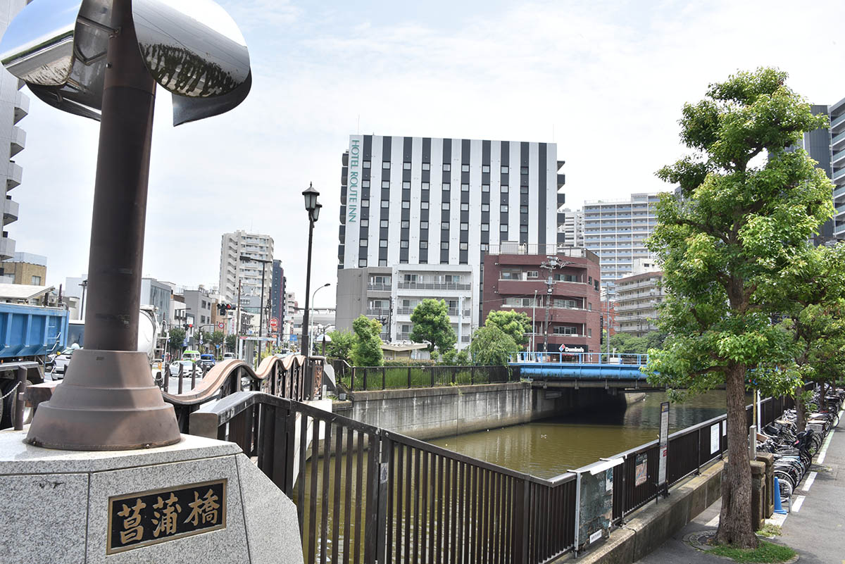 呑川に架かる「菖蒲橋」は、ここに蒲田菖蒲園があったことを微かに伝える