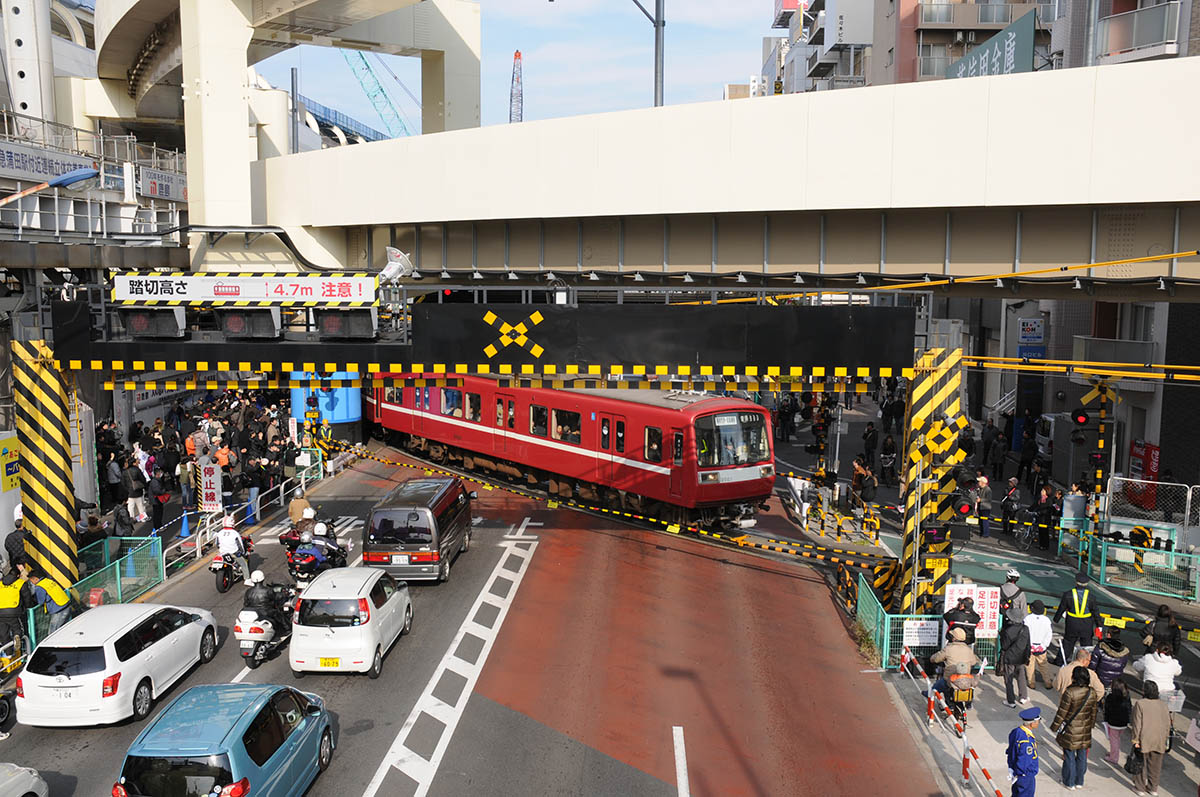 立体交差化工事前の京急蒲田駅。国道15線と平面交差するので踏切があり、正月の風物詩・箱根駅伝の名所にもなっていた(2010年1月撮影)