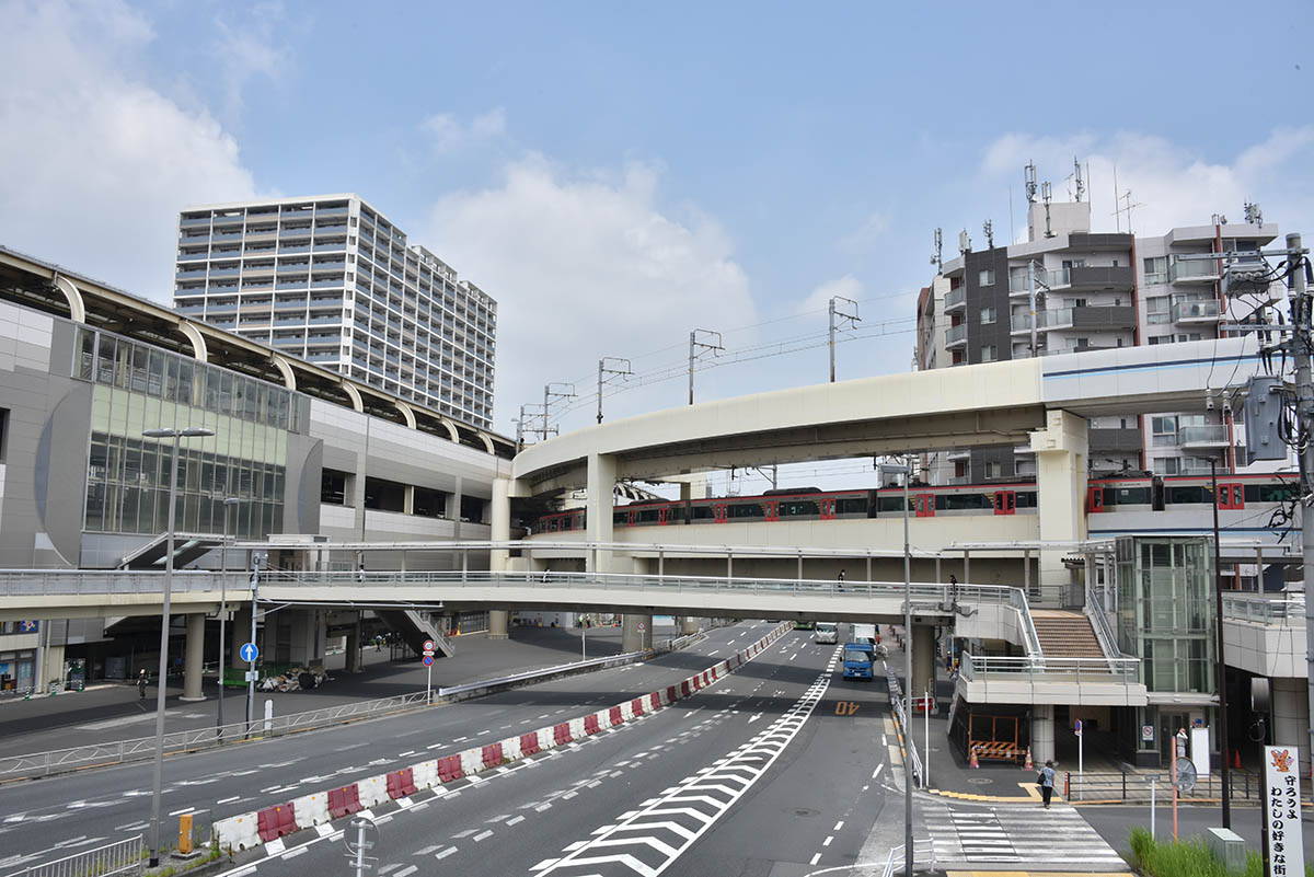 空港線は立体交差化されて、国道15号線にあった踏切は消滅