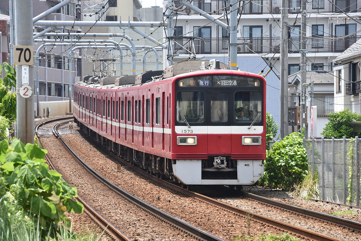 糀谷駅-大鳥居駅間を走る京急線の電車