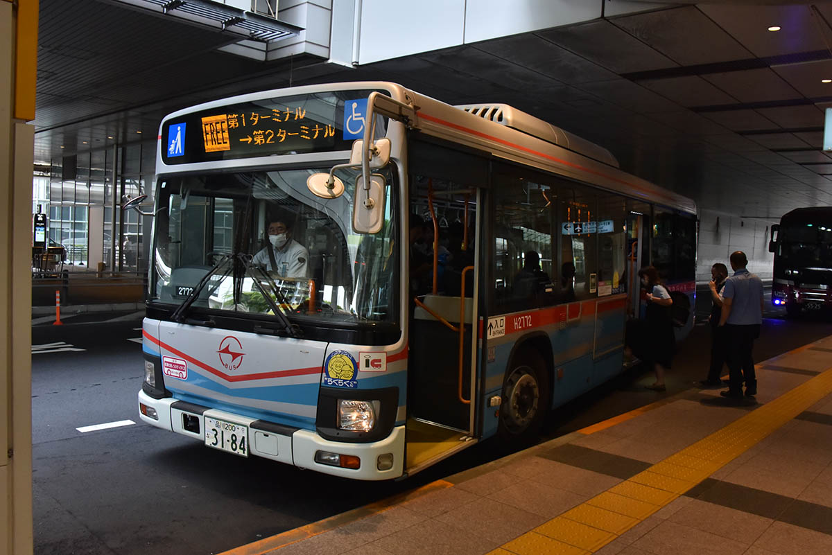 羽田空港の第3ターミナルと第1・第2ターミナル間を走る連絡シャトルバス