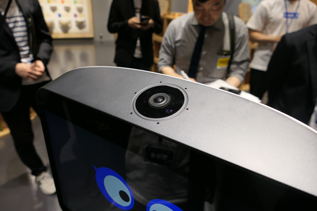 ロボット頭部上方には指向性マイク。正面にフォーカスしているので横から話しかけても答えない