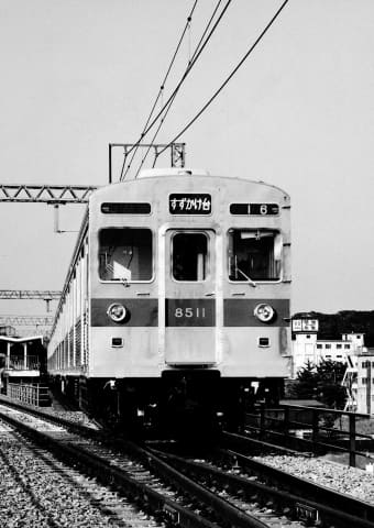 東急、田園都市線「8500系」の吊り輪を使った照明器具 - Impress