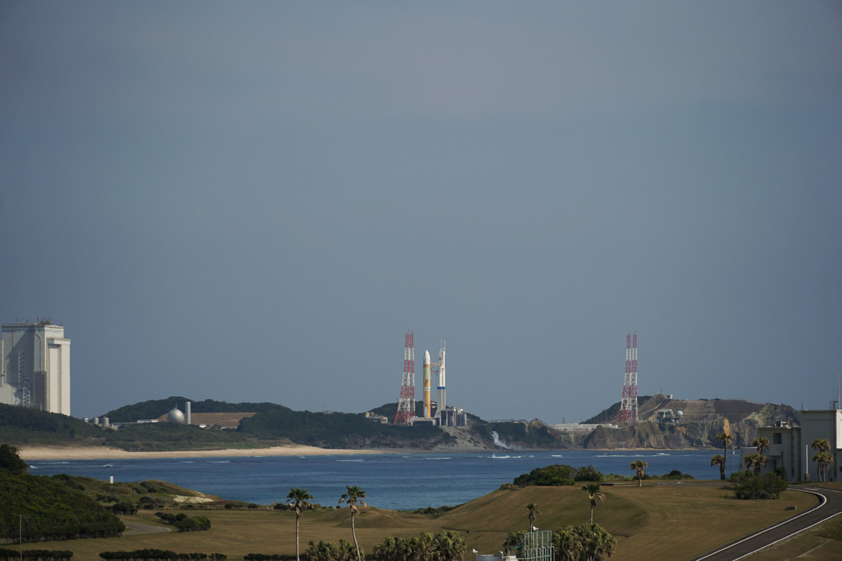 H3ロケットと種子島宇宙センター。ロケットを垂直に立てた状態で作業ができる整備棟や安全に打上げ管制ができる施設、レーダー設備などが射場には必要になる。撮影:秋山文野