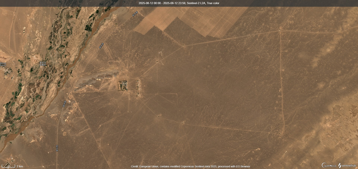 衛星画像から見た広大な砂漠地帯に広がる中国の酒泉衛星発射センター。Credit: Sentinel-2 DATA,Copernicus Sentinel-Hub