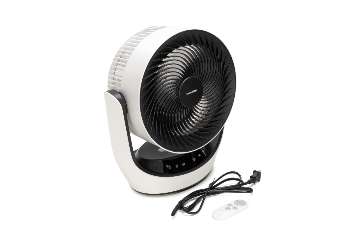 サーキュレーター本体の他に、電源ケーブルとリモコンが付属する