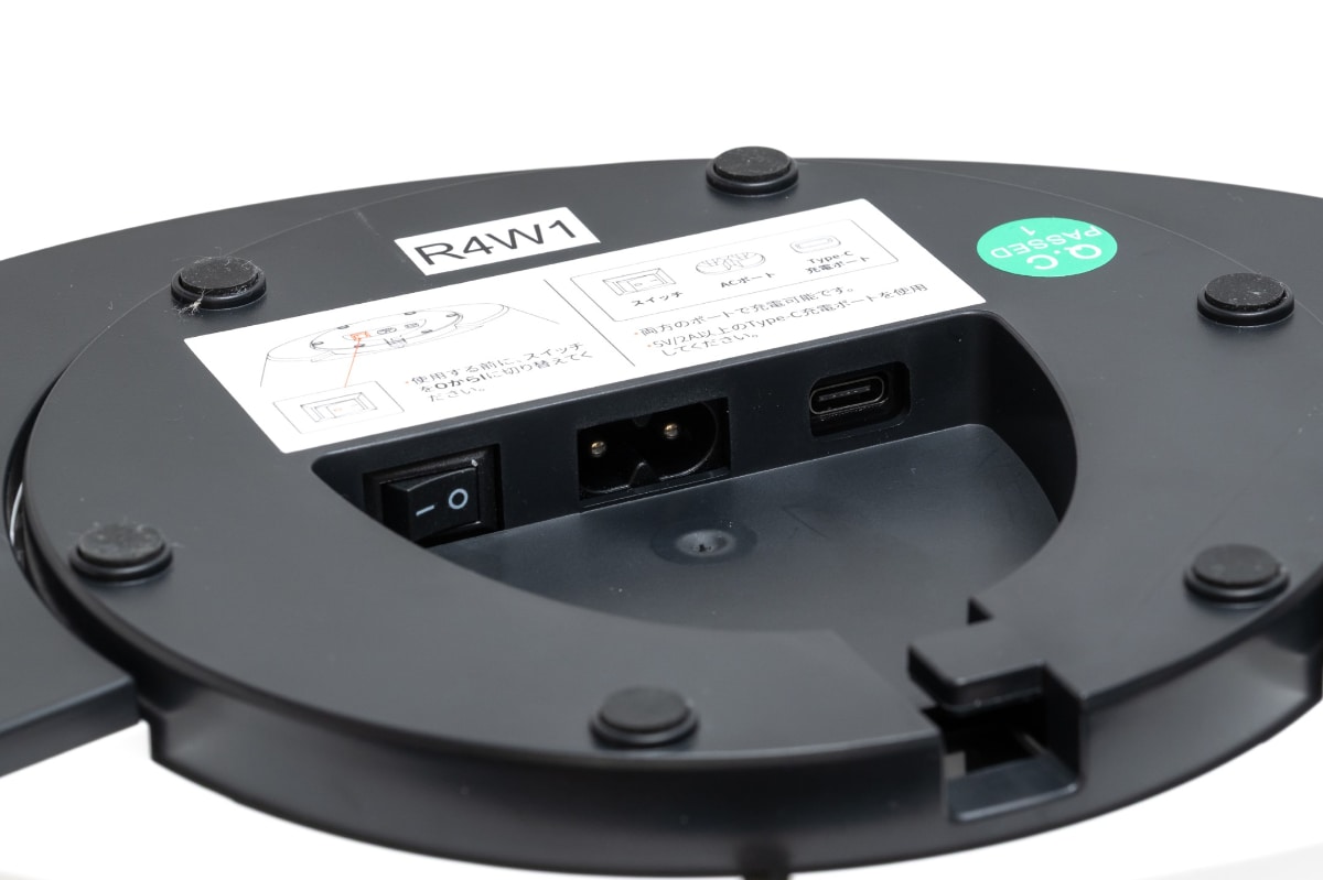 本体裏に電源スイッチ、ACポート、USB-Cポートを備える