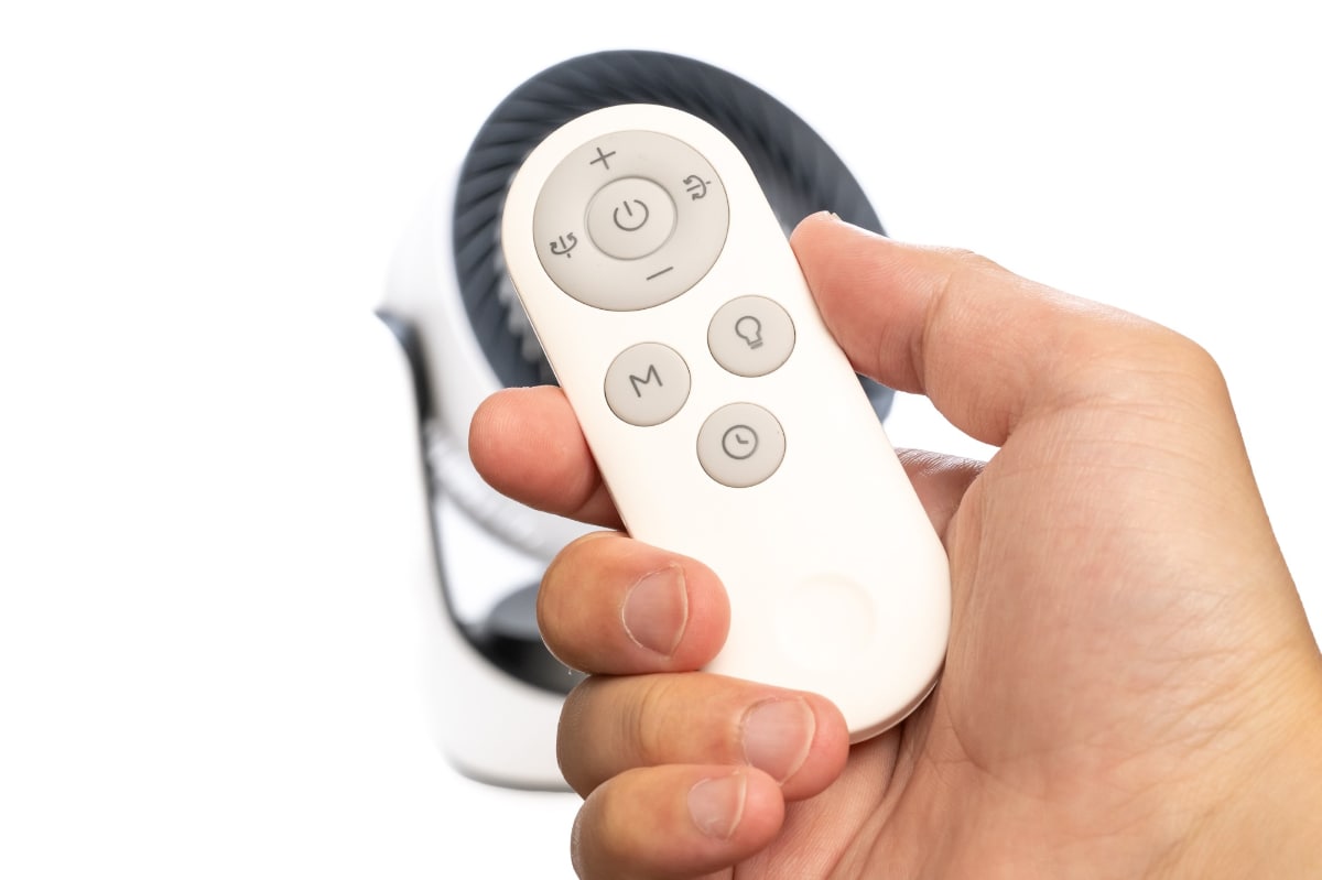 付属のリモコンで簡単な操作ができる