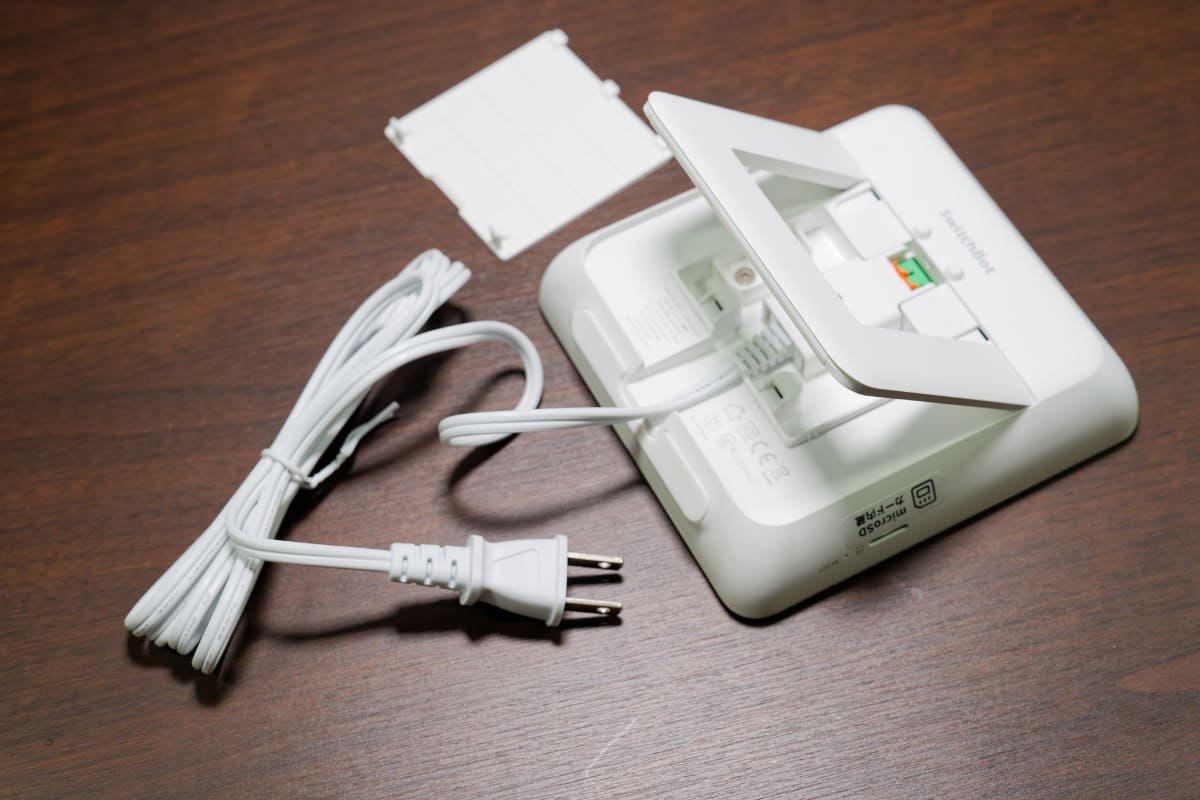 コンセントから電力供給でき、スタンドで立てて使える