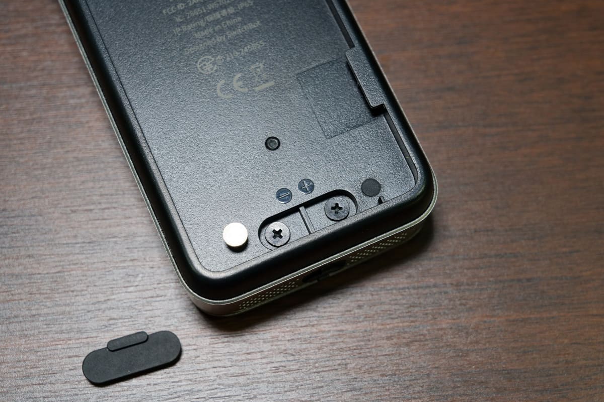 背面にはモニターからの弱電線を接続する端子がある