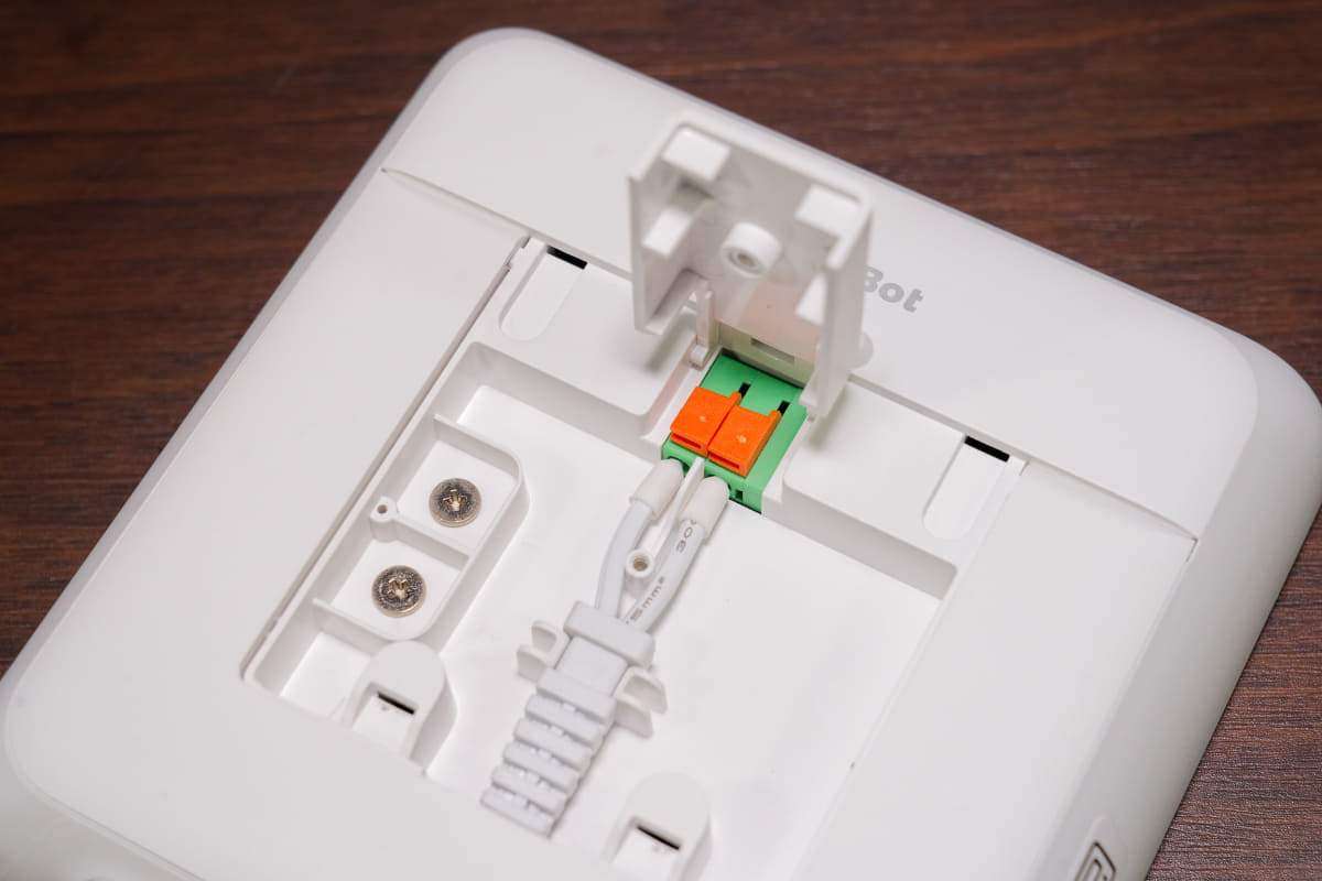 モニター背面。左に見えるプラスねじが弱電線をつなぐ端子。電源ケーブルも取り外せる