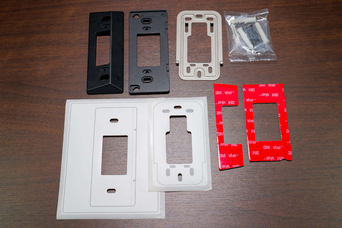 付属の設置用パーツ。子機はねじ留めと両面テープの両方に対応