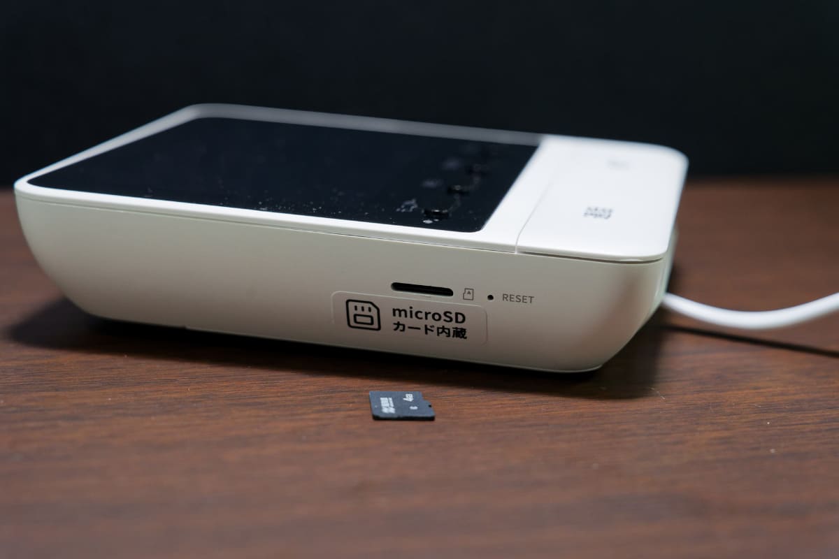 モニター側面にmicroSDカードスロット。購入時から4GBのカードが装着されていた
