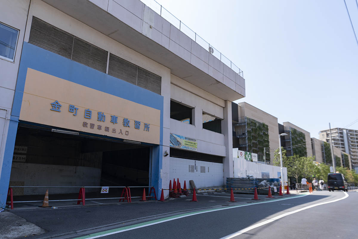 手前が旧・金町自動車教習所、奥がMARK IS 葛飾かなまち