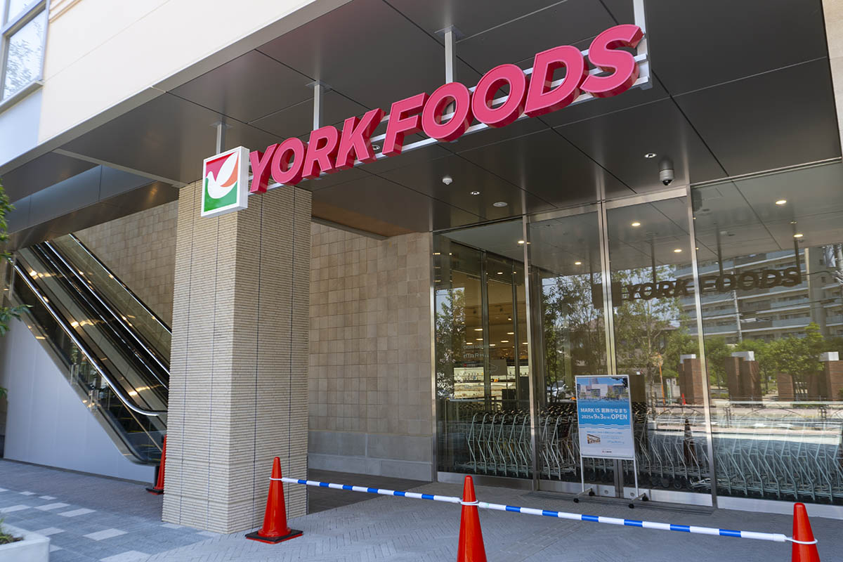 ヨークフーズエントランスと2階へのエスカレーター