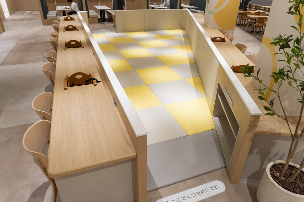 キッズチェアと一体になったテーブル、およびキッズスペース