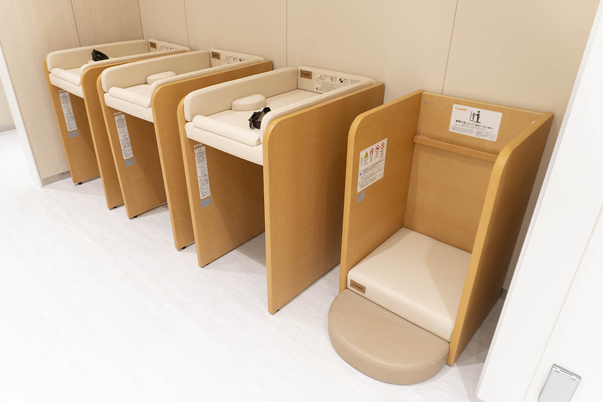 おむつ替えスペース。子供を立たせて交換できる設備もある