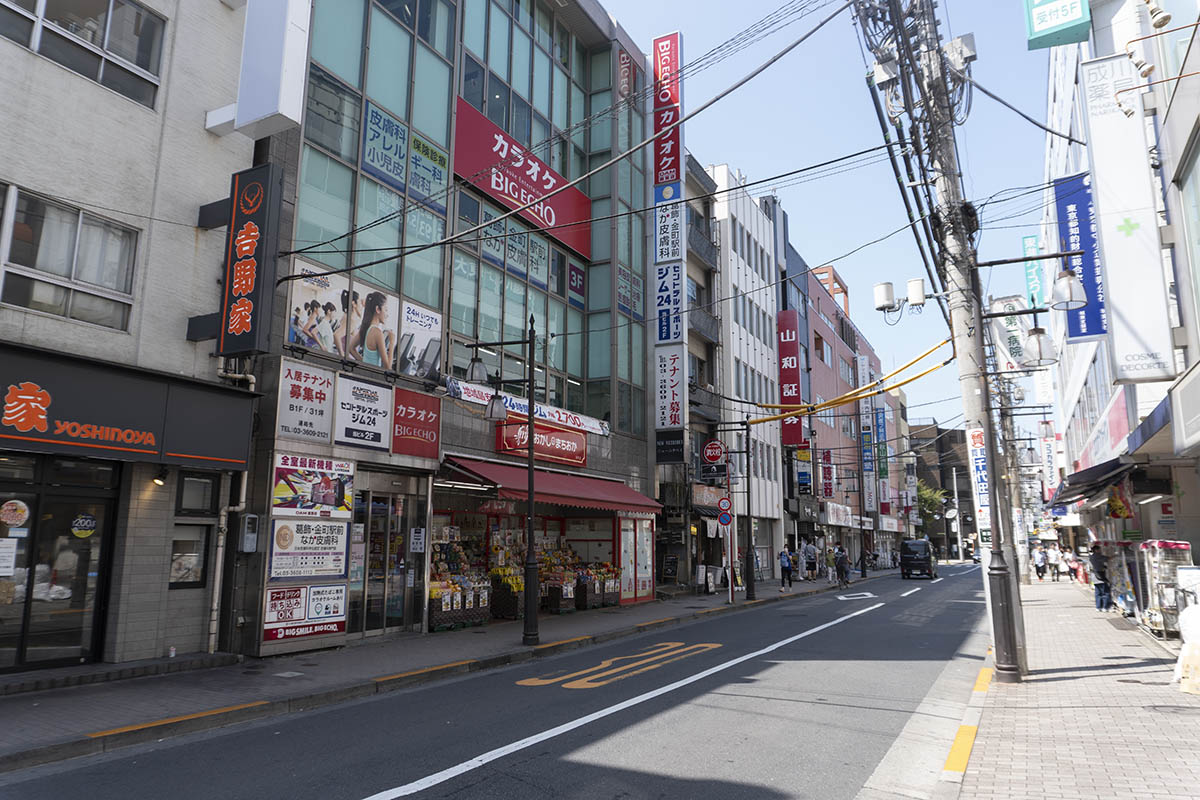 MARK ISへは、北口を出てすぐ左側にある理科大学通りを進む